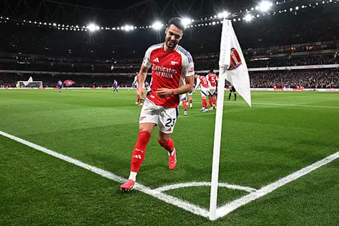 من وسط بديل إلى مهاجم أساسي.. ميرينو يحل أزمة أرسنال